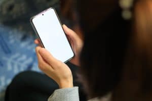 trzymaj telefon obiema rękami