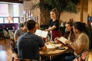 Wyjaśnienie psychologiczne: siedzenie zawsze w tym samym miejscu w restauracji