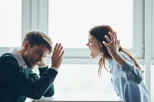 3 rzeczy, które robią osoby o niskiej inteligencji emocjonalnej podczas kłótni